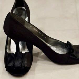 Stuart Weitzman Black Satin Peep-Toe Heels Gigiritz Pleated Ruffle Leather Sole